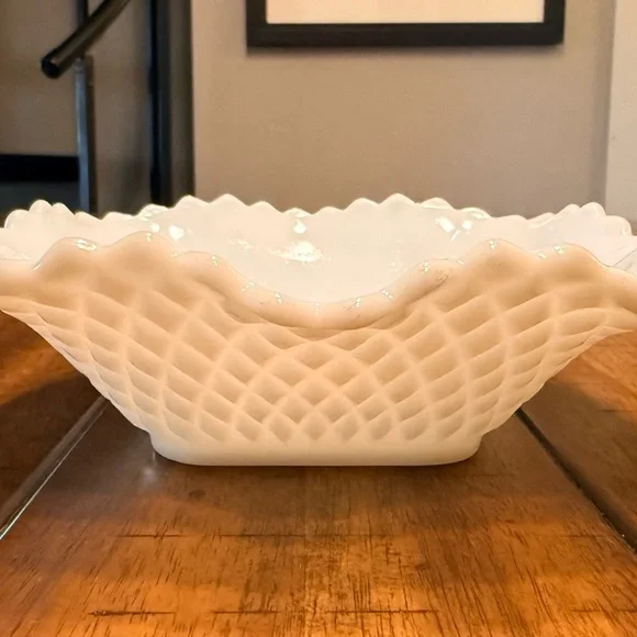 Elegant milk glass dish - Picture 2 of 4